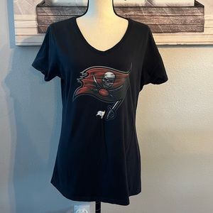 🏈 Woman’s Like New Tampa Bay Buccaneers T-Shirt Size L
